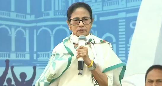 বাংলাকে টার্গেট করেছো , আমি দিল্লিকে টার্গেট করেছি পারলে সামলে নিও , জনসভা থেকে হুঙ্কার মমতার