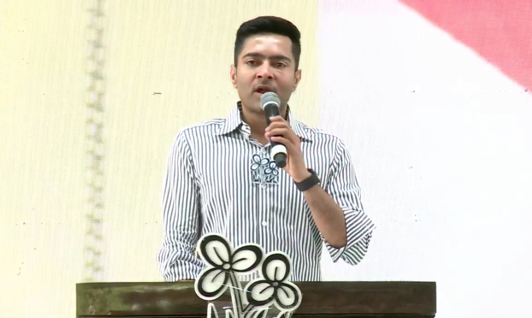 “বিজেপি মানুষের ঘর ভাঙছে, তখন পাশে দাঁড়াচ্ছেন মমতা”, লাভপুরের সভা থেকে তোপ অভিষেকের