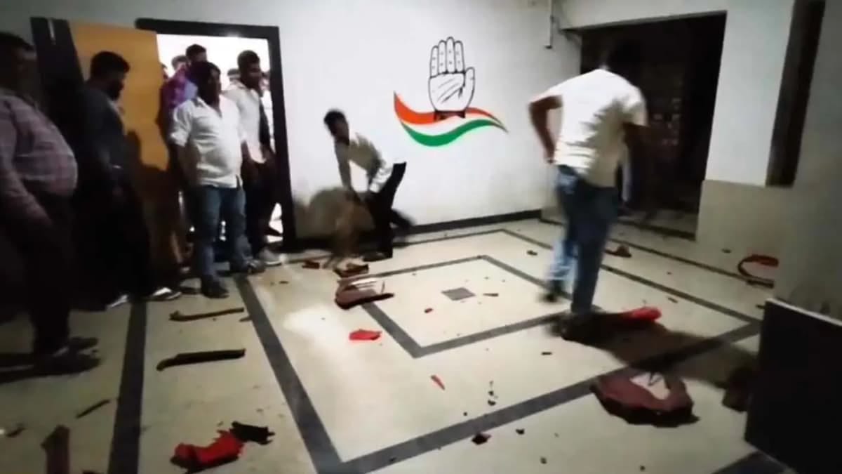 প্রার্থী ঘোষণা হতেই কংগ্রেসের অন্দরে অসন্তোষ , চাঁচলে দলীয় কার্যালয়ে ভাঙচুর