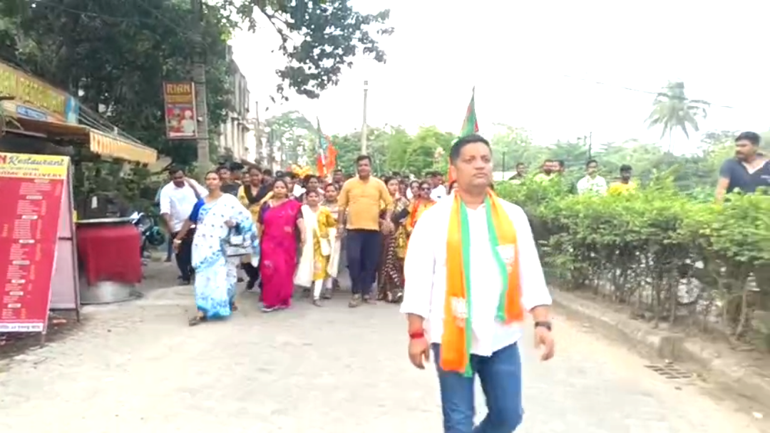 ‘এজেন্সি দিয়ে দল চালাচ্ছে তৃণমূল’! বিজপুরে প্রচারের মাঝে শাসকদলকে কড়া তোপ বিজেপি প্রার্থীর