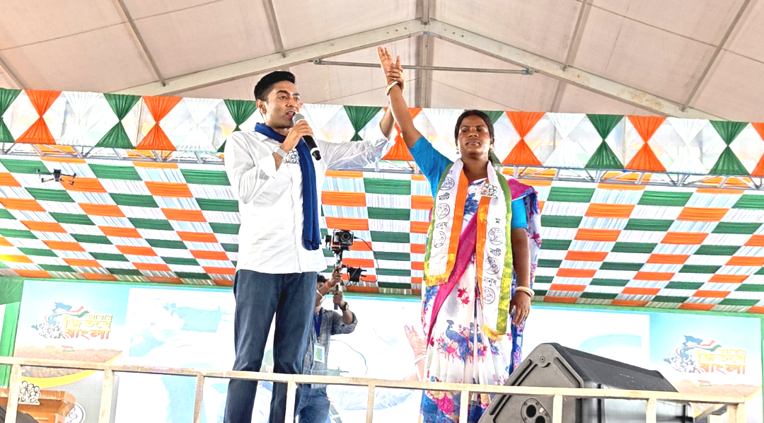 ‘বিজেপি দল চালাতে মাসে লাগে ৪০ কোটির মদ’! সন্দেশখালিতে অভিষেকের মাস্টারস্ট্রোক