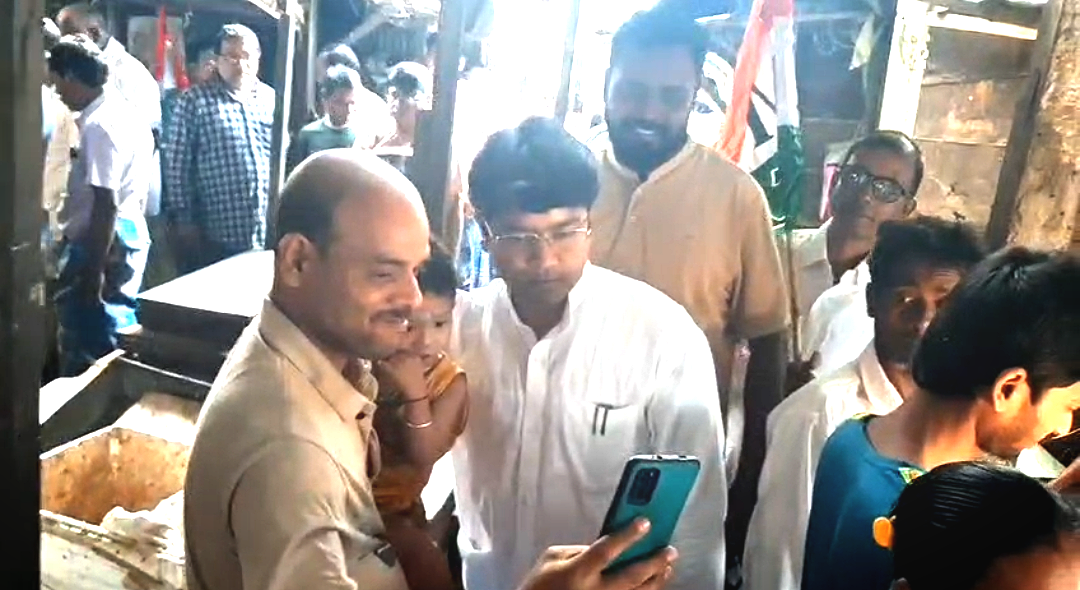 মুঠোফোনে বন্দি প্রিয় প্রার্থী! ফুলিয়ায় জনসংযোগের জোয়ারে ভাসলেন ব্রজ কিশোর গোস্বামী