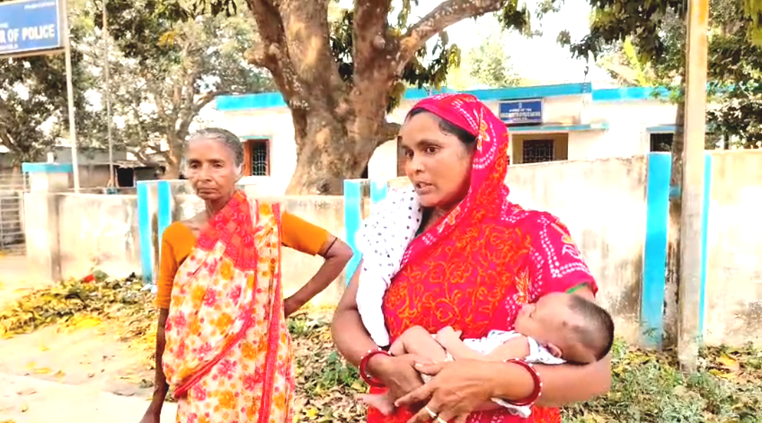 পণের দাবিতে বধূ নির্যাতন! এক মাসের কন্যা সন্তানকে ছুঁড়ে ফেলে দেওয়ার অভিযোগ বাবার বিরুদ্ধে