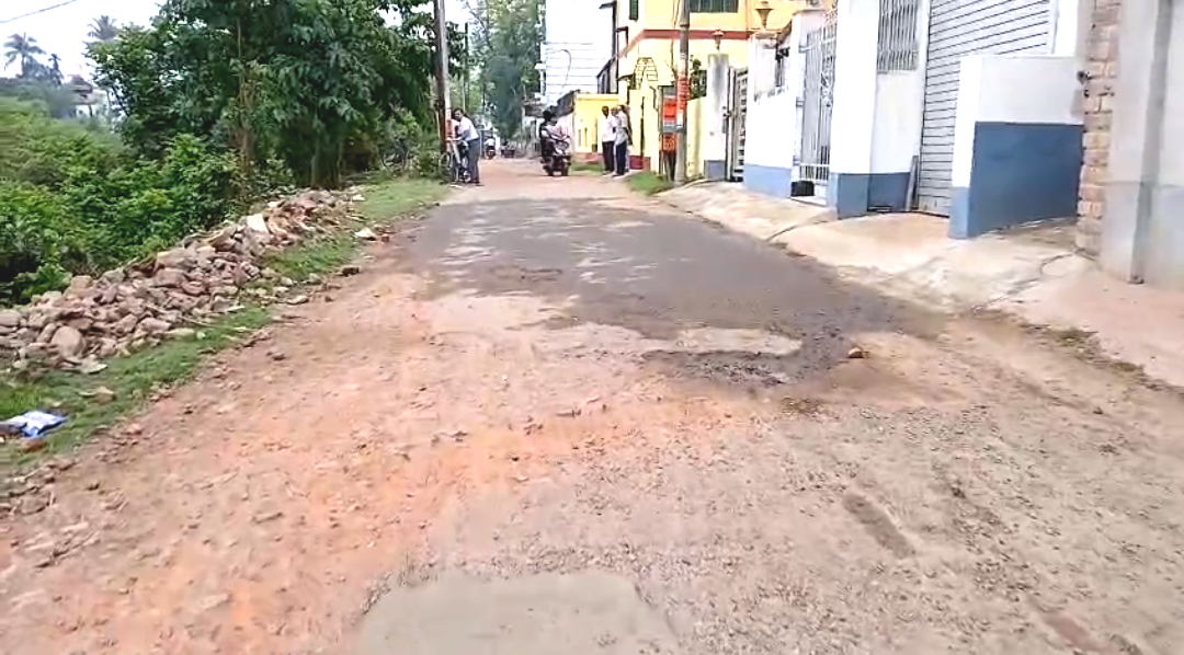 নিজেদের পকেটের টাকায় রাস্তার ধস মেরামত! অবহেলার ২০ বছর পর এবার ‘ভোট বয়কট’-ই অস্ত্র কৃষ্ণনগরে