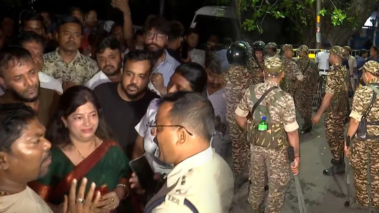 ফর্ম -৬ বিতর্কে সিইও দফতরের সামনে রাতভর অবস্থান , কড়া বার্তা কমিশনের