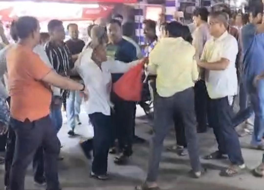 টাকার বিনিময়ে প্রার্থী ঘোষণার অভিযোগ , শ্রীরামপুরে পার্টি অফিস ভাঙচুর কংগ্রেস কর্মীদের