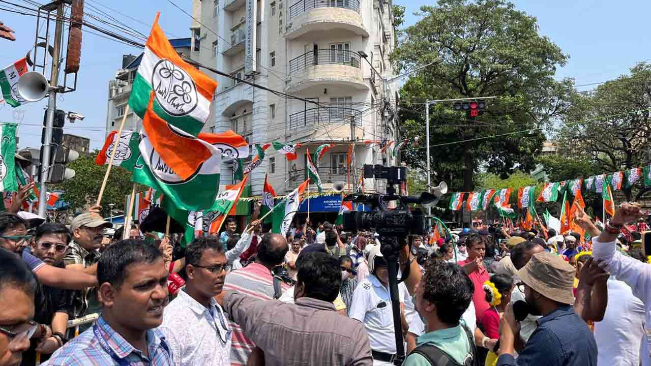 ভবানীপুরে শাহ - শুভেন্দুর রোড শো ঘিরে উত্তেজনা , মুখোমুখি তৃণমূল - বিজেপি