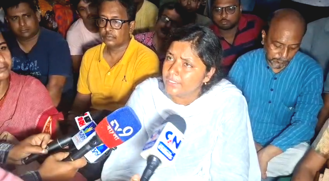 তৃণমূলের দালালি করলে পুলিশেরও অবস্থা খারাপ হবে! উত্তরপাড়ায় আক্রান্ত কর্মীর পাশে দাঁড়িয়ে হুঙ্কার মীনাক্ষীর