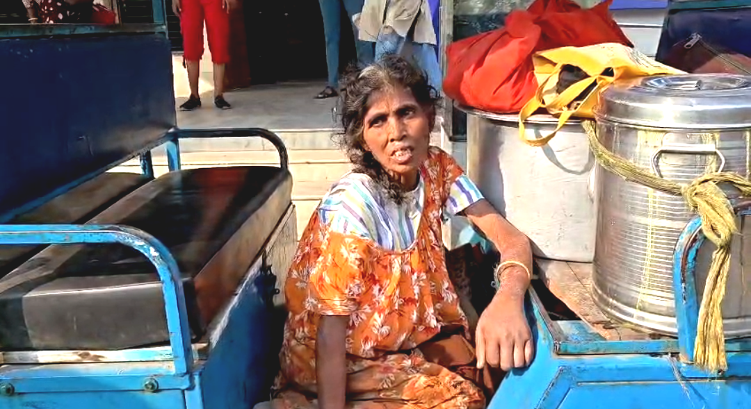 সম্পত্তির লোভে অসুস্থ মাকে স্টেশনে ফেলে চম্পট গুণধর ছেলের! সহায় হলেন নবদ্বীপের স্বেচ্ছাসেবী সংগঠন