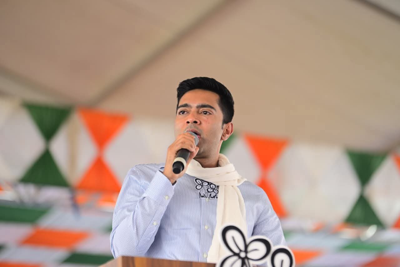 আমাদের ফেলে দেওয়া পচা মালকে ওরা প্রার্থী করে , তালডাংরার সভা থেকে তোপ অভিষেকের