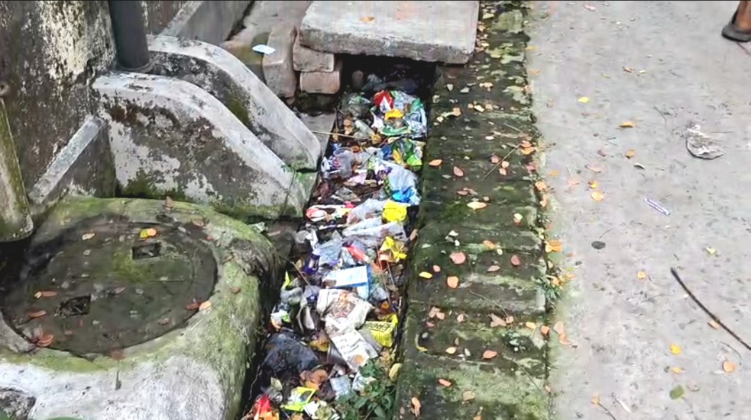 বিহারি বলে কি কাজ হবে না? হালিশহরে কাউন্সিলরের বিরুদ্ধে ক্ষোভে ফেটে পড়ল ১৬ নম্বর ওয়ার্ড