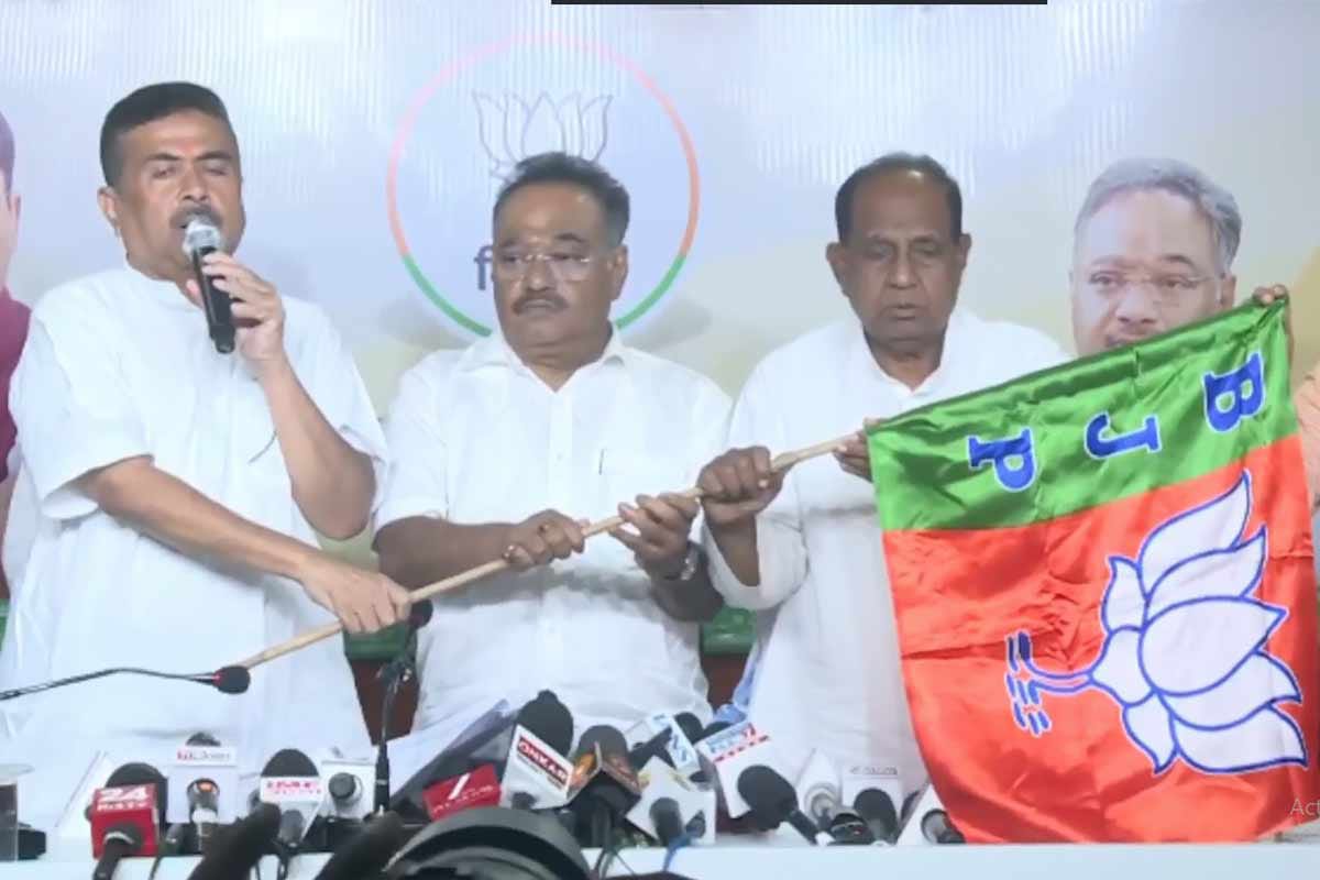 ভোটের মুখে তৃণমূলে ভাঙন , ঘাসফুল ছেড়ে গেরুয়া শিবিরে নবগ্রামের বিধায়ক কানাইচন্দ্র মণ্ডল