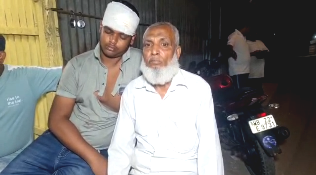 তোলাবাজির টাকা না পেয়ে হামলা! হাড়োয়ায় দাদু-নাতিকে কুপিয়ে সর্বস্বান্ত করল দুষ্কৃতীরা