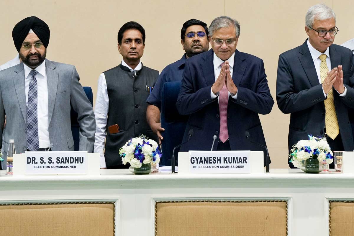 ভোটের আগে বড় সিদ্ধান্ত কমিশনের , সংবাদমাধ্যমে রাজনৈতিক বিজ্ঞাপনে নিষেধাজ্ঞা