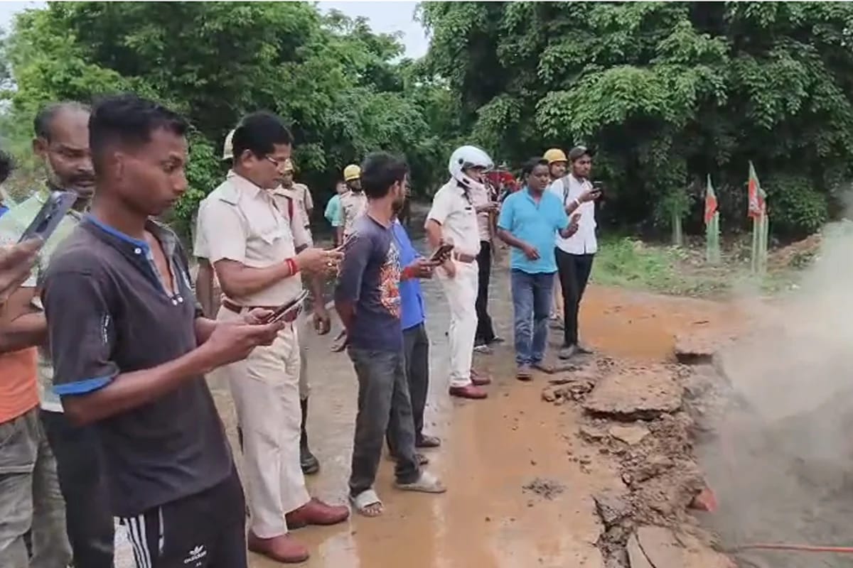 দুর্গাপুরে পৌরকাজে বিপত্তি , গ্যাসের পাইপলাইন ফেটে বন্ধ সরবরাহ