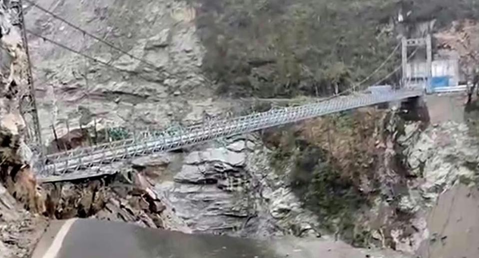 উত্তর সিকিমে সেতু ভেঙে বিপর্যয় , আটকে শতাধিক পর্যটক , বিচ্ছিন্ন লাচেনের যোগাযোগ ব্যবস্থা