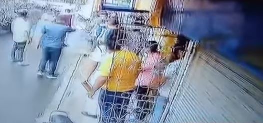 বেহালায় পোস্টার টাঙানোকে কেন্দ্র করে বিতর্ক , তৃণমূল - বিজেপি সংঘর্ষে রণক্ষেত্র