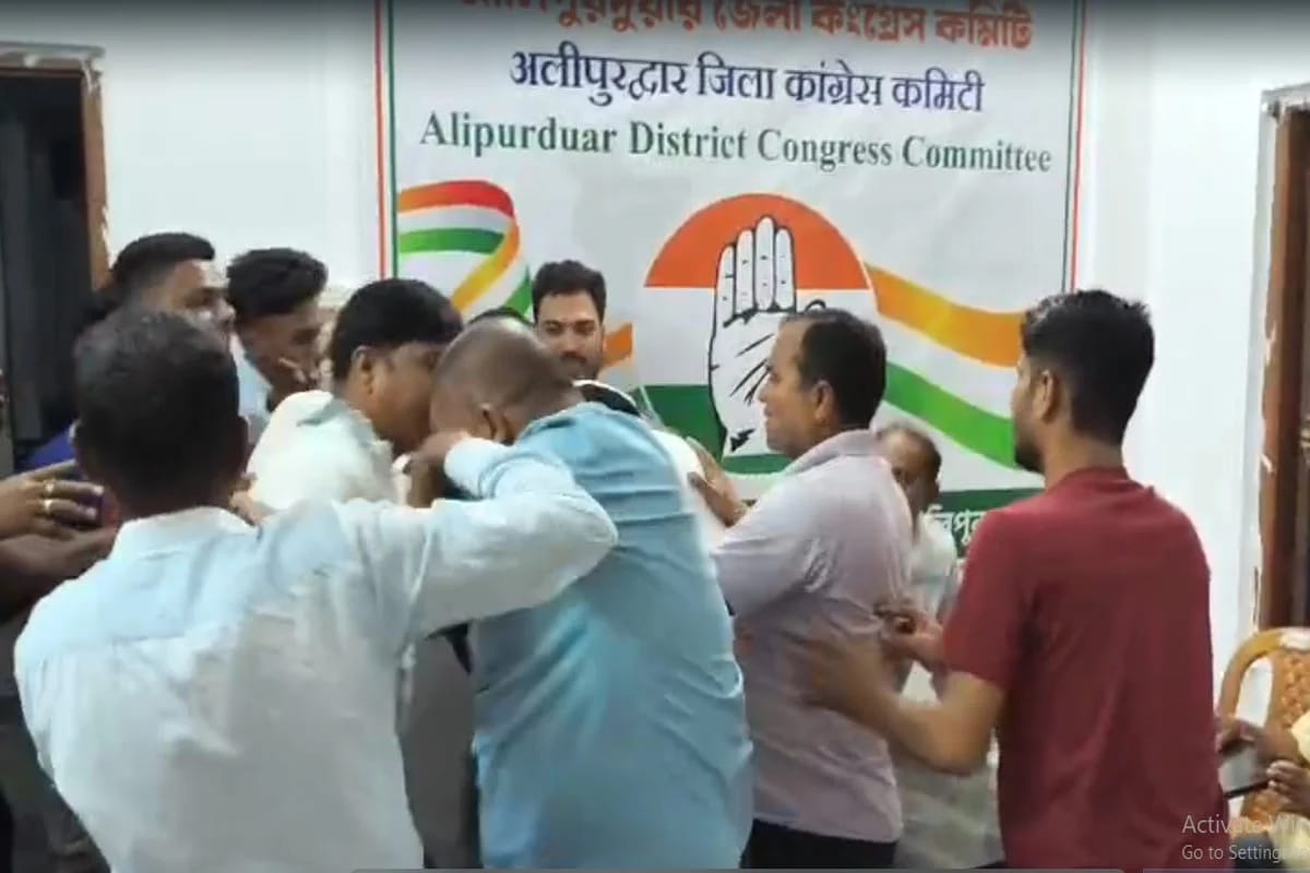 তালা খুলতেই রণক্ষেত্র , আলিপুরদুয়ারে কংগ্রেসের গোষ্ঠীদ্বন্দ্বে ধুন্ধুমার পরিস্থিতি