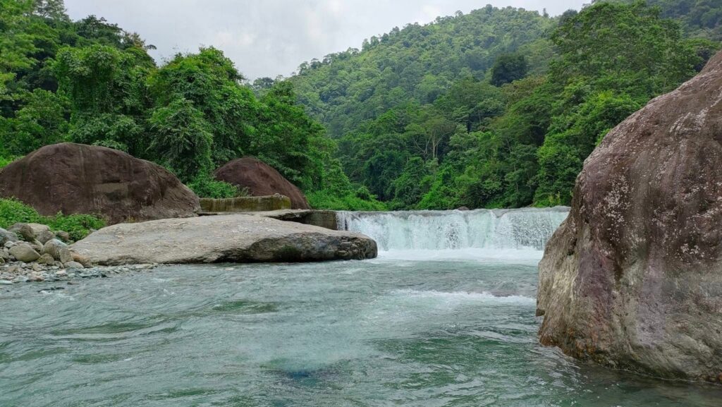 রহস্যে মোড়া “হাসির নদী”! রাত নামলেই বদলে যায় নন্দনপাড়ার এই অজানা জলধারা