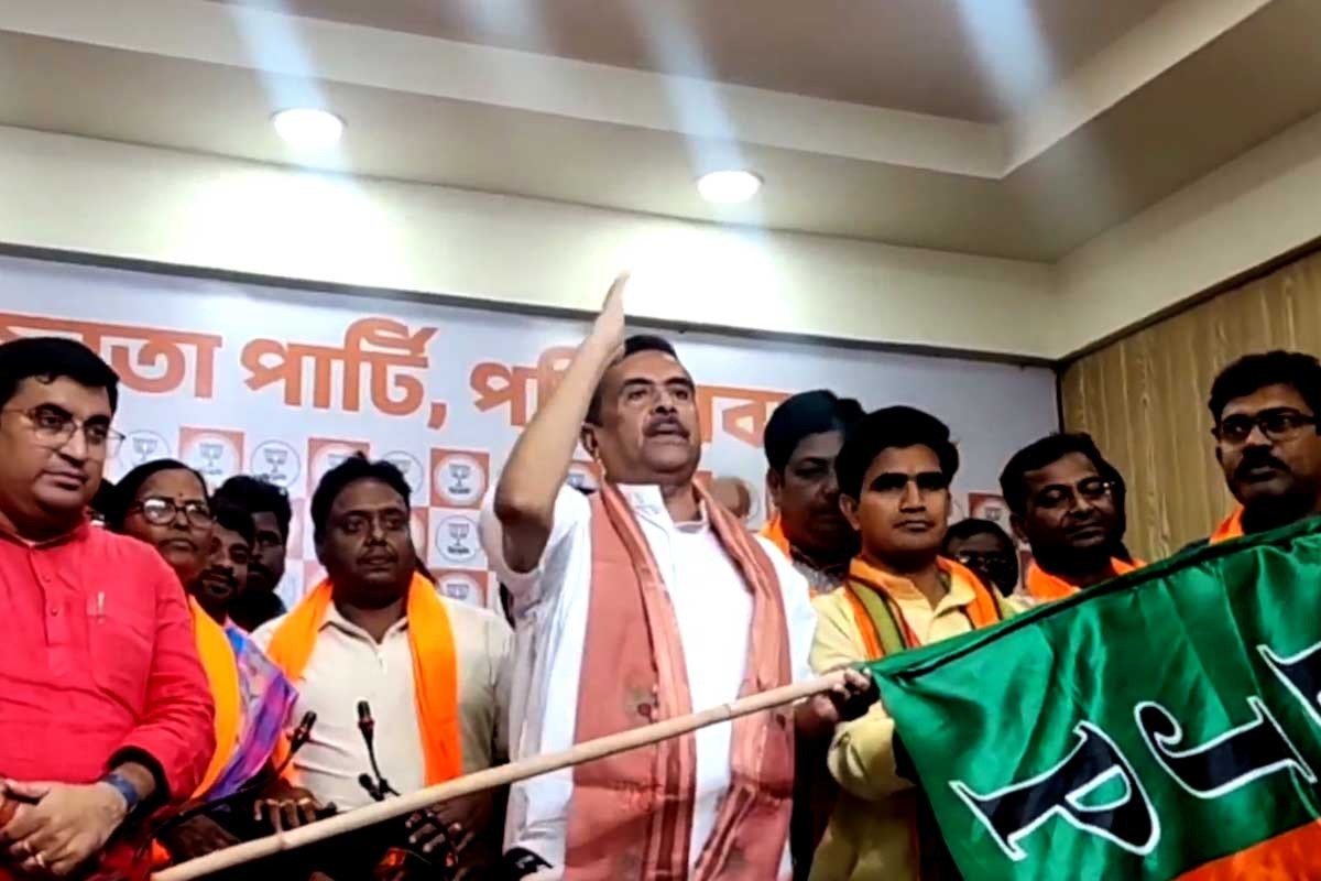 ভোটের মুখে দলবদল , শুভেন্দুর হাত ধরে বিজেপিতে তৃণমূলের একাধিক নেতা - কর্মী