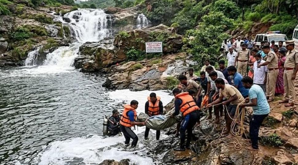 স্বপ্ন দেখছিল শ্রাদ্ধে লাগবে ছবি , ঝর্ণার সামনে সেলফি তুলতে গিয়ে ভেসে গেল ৩ তরুণী