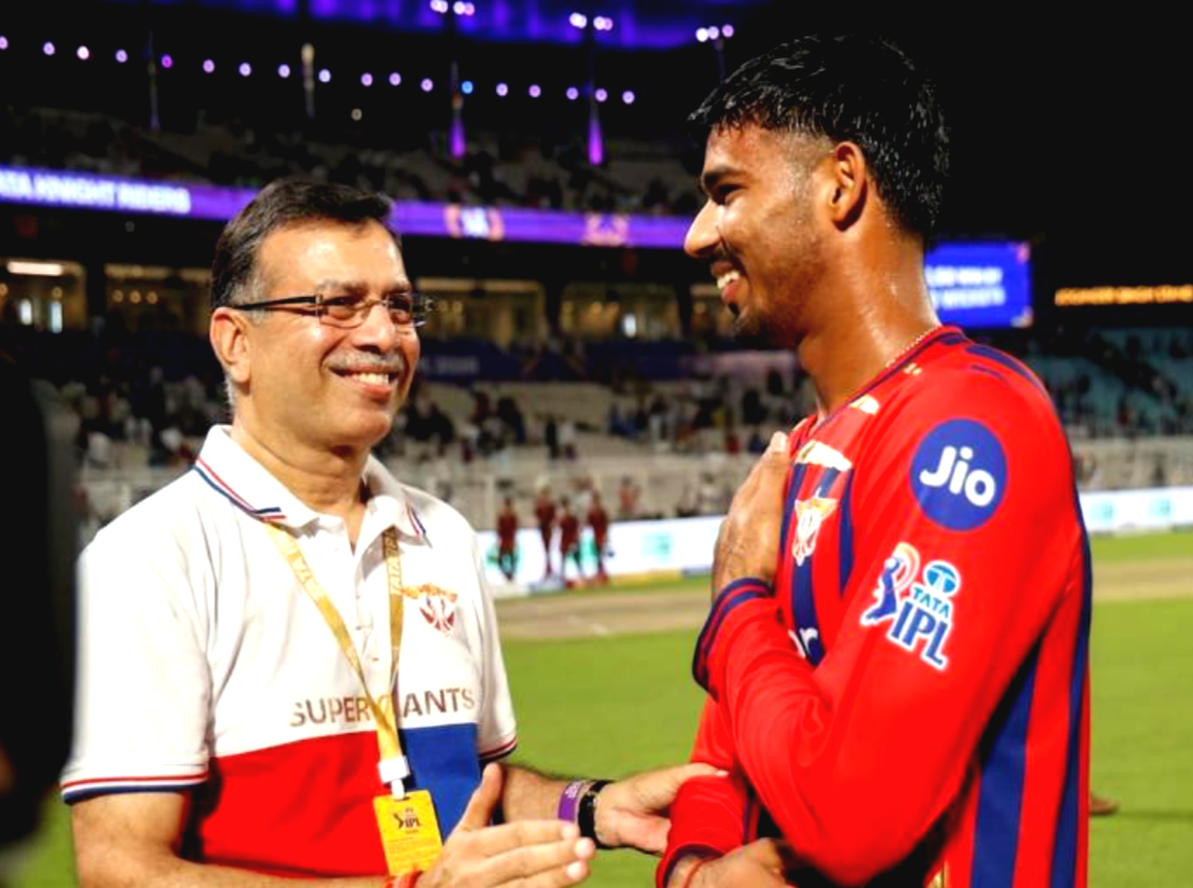 যেন এক চিলতে পিতৃস্নেহ , ম্যাচ জিতিয়ে গোয়েঙ্কার আদর পেলেন মুকুল