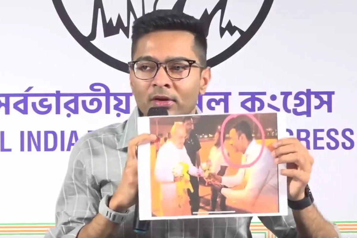 কোল মাফিয়া ফুল দিচ্ছে শাহকে , ছবি দেখিয়ে দুর্নীতি ইস্যুতে বিজেপিকে পাল্টা চ্যালেঞ্জ অভিষেকের