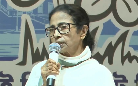 কোন পদে থাকবেন প্রধানমন্ত্রী না মুখ্যমন্ত্রী , মোদির মন্তব্যের পাল্টা কটাক্ষ মমতার