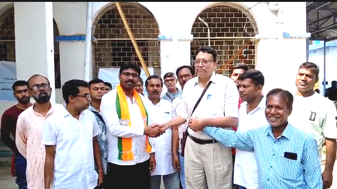 মান-অভিমান ভুলে ঘরের ছেলে ঘরেই! মনোনয়ন প্রত্যাহার করে নিলেন বিক্ষুব্ধ বিজেপি প্রার্থী