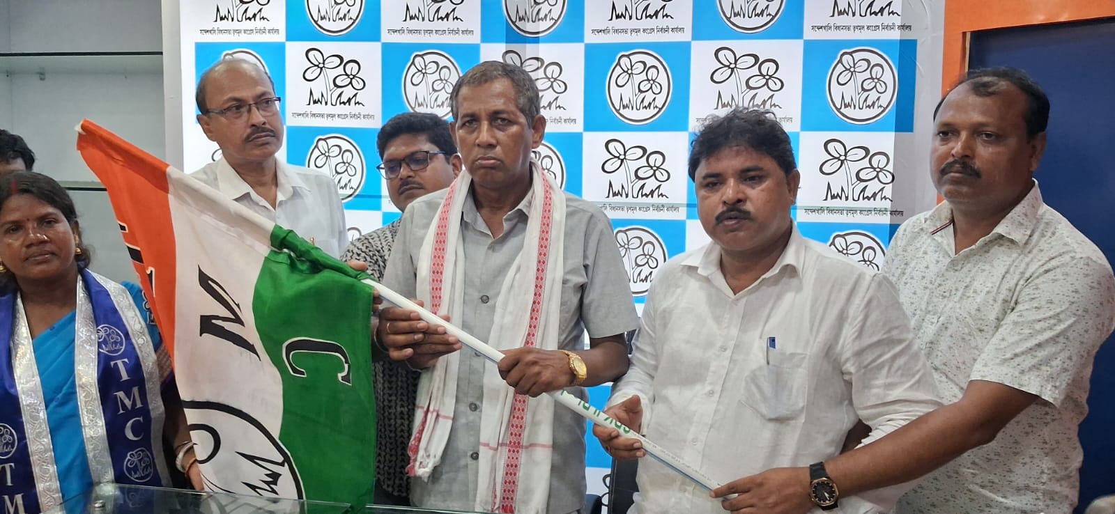 সন্দেশখালিতে বিজেপিতে বড় ধস! আদিবাসী প্রার্থীর সমর্থনে জোড়াফুলে ৫০ নেতা