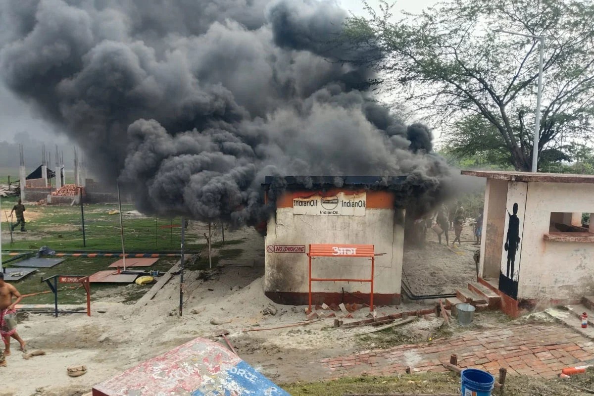 হিঙ্গলগঞ্জে বিএসএফ ক্যাম্পে ভয়াবহ অগ্নিকাণ্ড , আগুনে পুড়ে প্রাণ গেল জওয়ানের