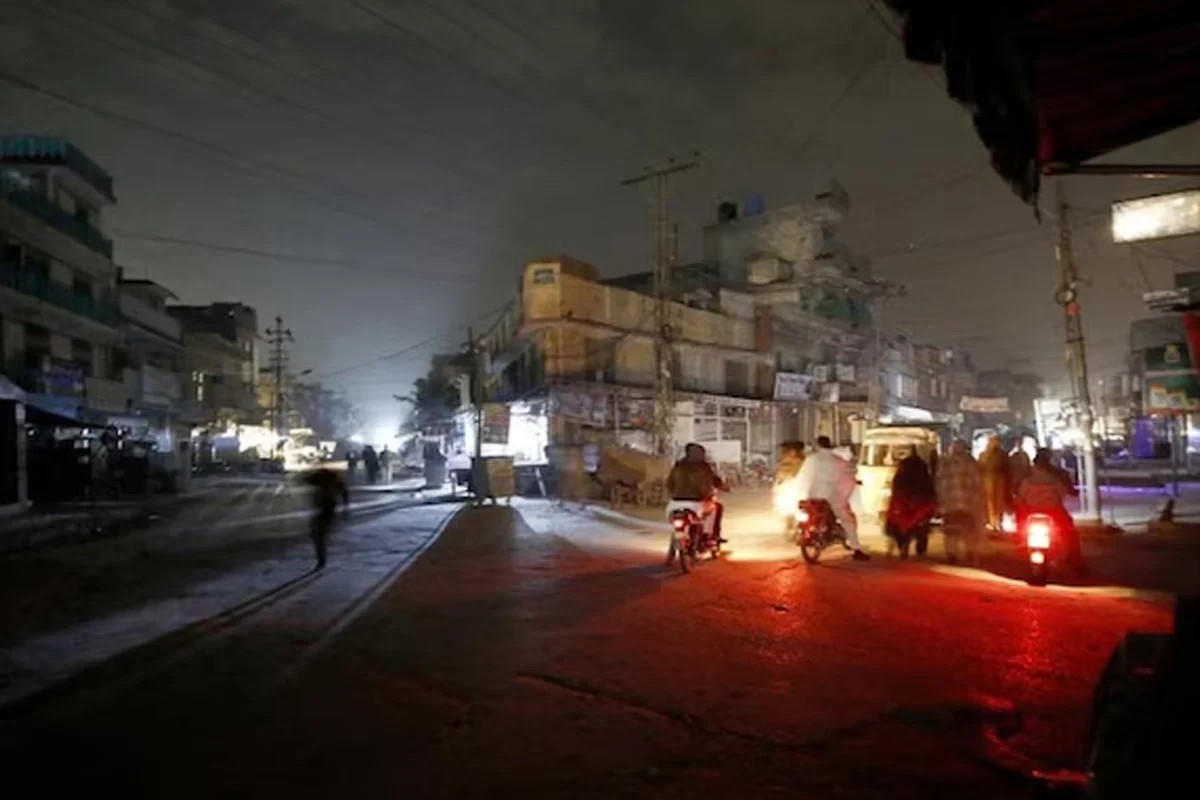 যুদ্ধের জেরে অন্ধকারে পাকিস্তান, ১৪ ঘণ্টা লোডশেডিংয়ে জর্জরিত দেশ