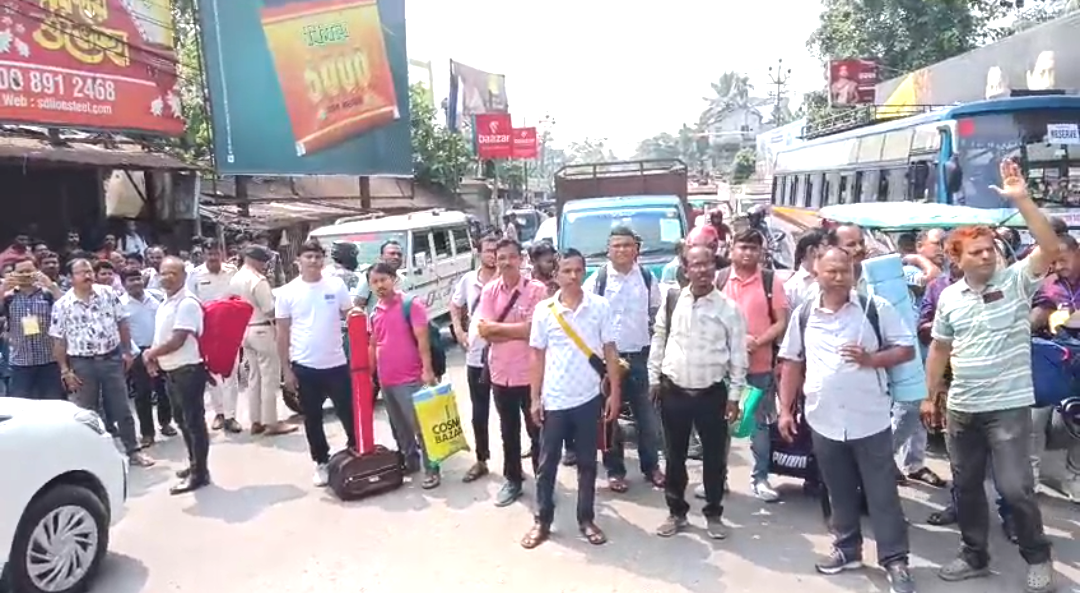 গাড়ির অভাবে নাকাল ভোটকর্মীরা! মাথাভাঙায় পথ অবরোধ করে বিক্ষোভ