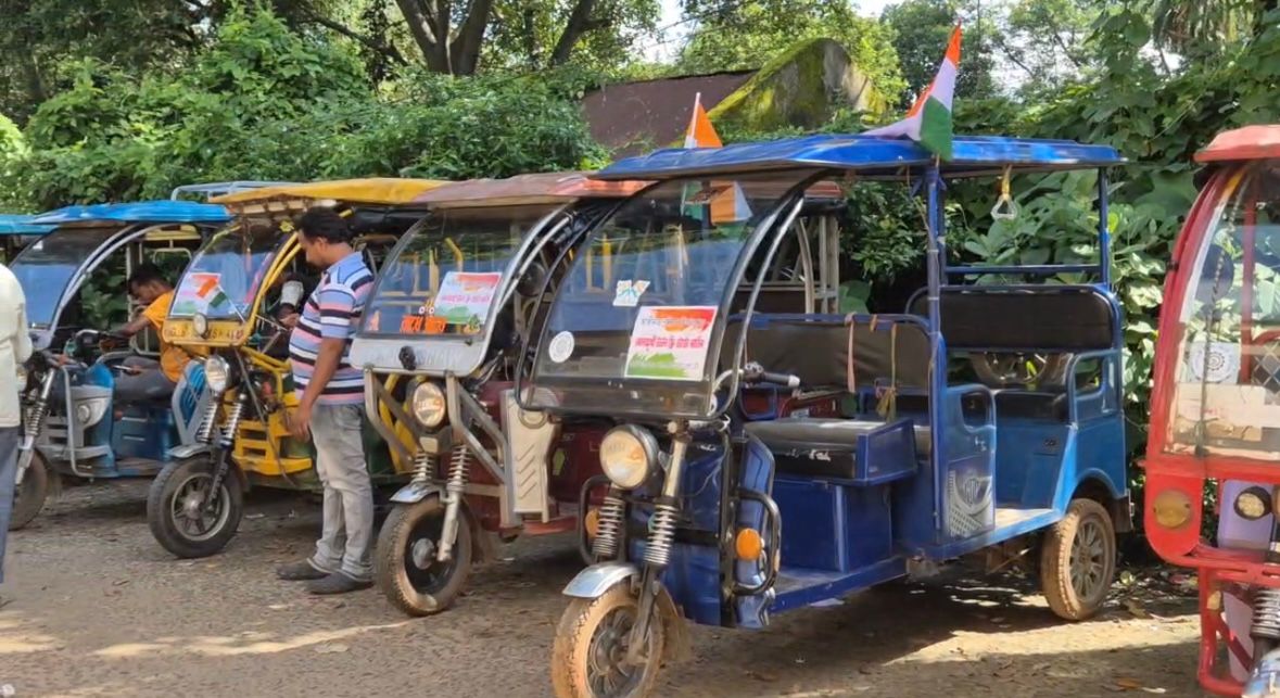 স্বাধীনতা দিবসে নজরকাড়া উদ্যোগ, সারাদিন ব্যাপী বিনামূল্যে টোটো পরিষেবা