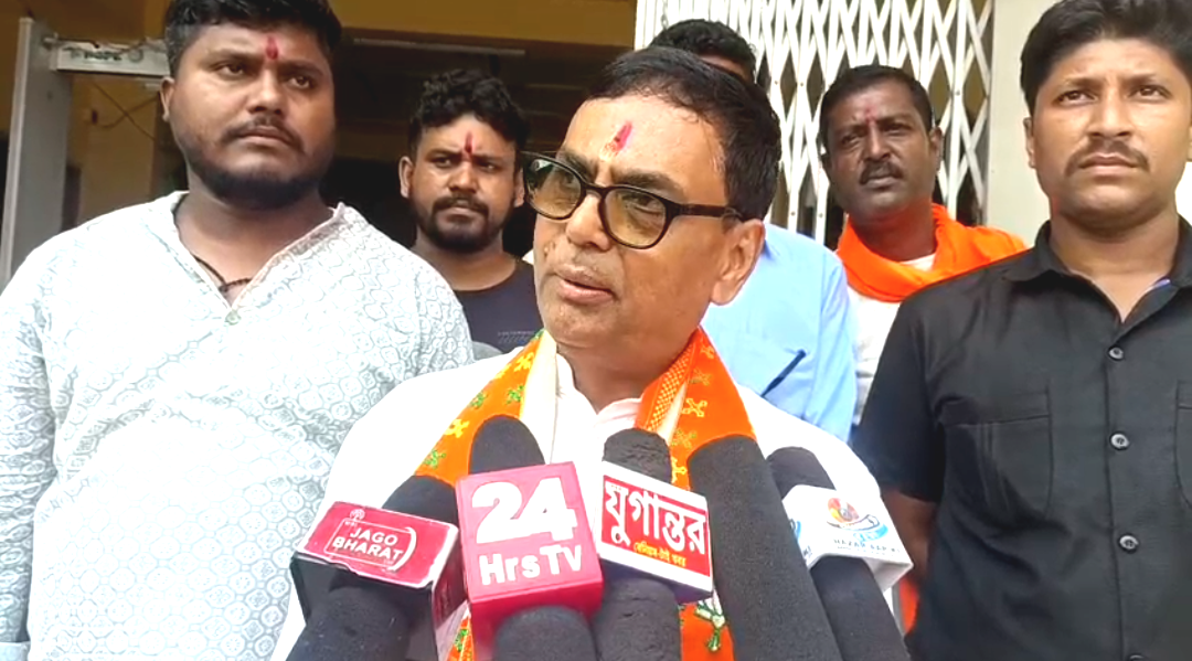 নৈহাটি বড়মার মন্দিরে পুজো দিয়ে জগদ্দলবাসীর জন্য প্রার্থনা করলেন বিজেপি প্রার্থী রাজেশ কুমার