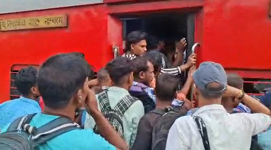 ভোট মিটতেই ভিন রাজ্যে পাড়ি ! স্টেশনে উপচে পড়া ভীড় পরিযায়ী শ্রমিকদের