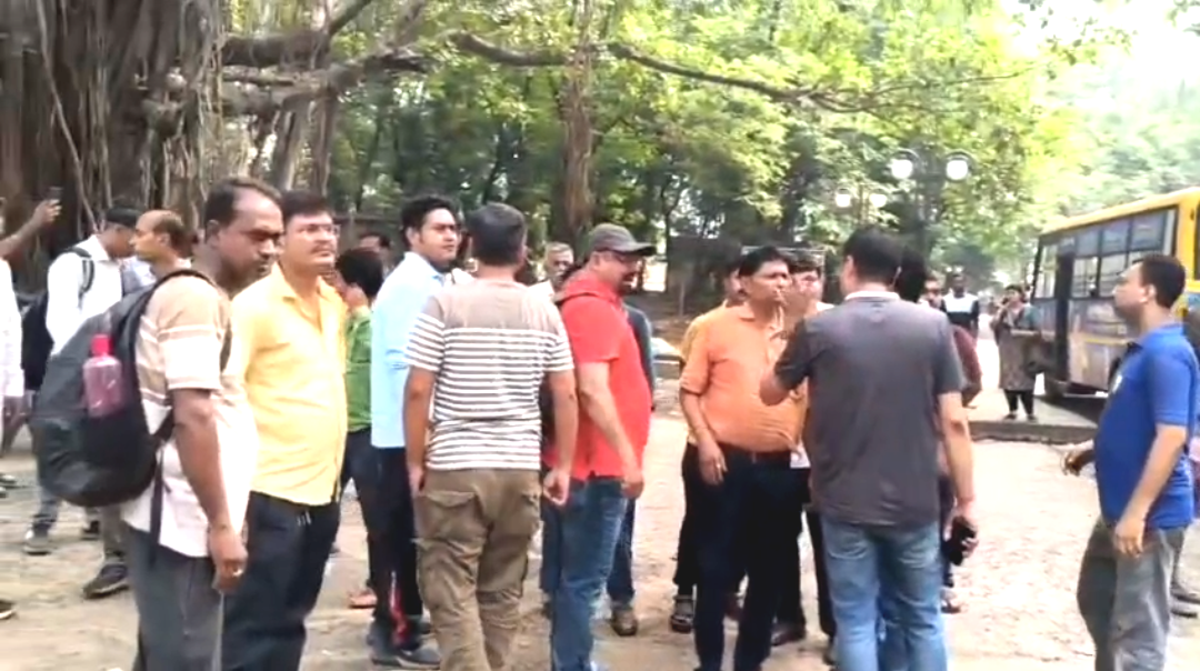 বাস নেই! ডিসিআরসি কেন্দ্রে যাওয়া নিয়ে চরম ভোগান্তি, রাস্তায় বসে বিক্ষোভ ভোটকর্মীদের