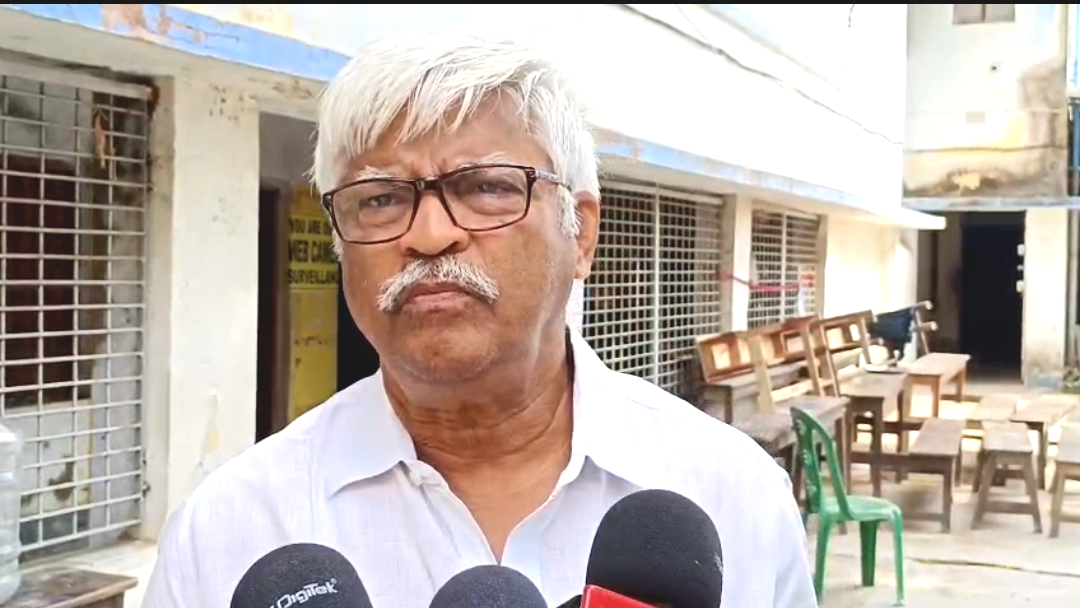 ভোট দিলেন সুজন চক্রবর্তী, তৃণমূল কর্মীদের সঙ্গে খোশমেজাজে করলেন গল্প