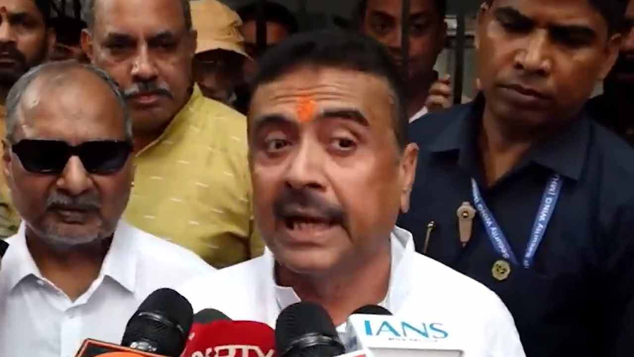 ভোটের মাঝে কালীঘাটে উত্তপ্ত পরিস্থিতি , শুভেন্দু অধিকারীকে ঘিরে চোর - চোর স্লোগান