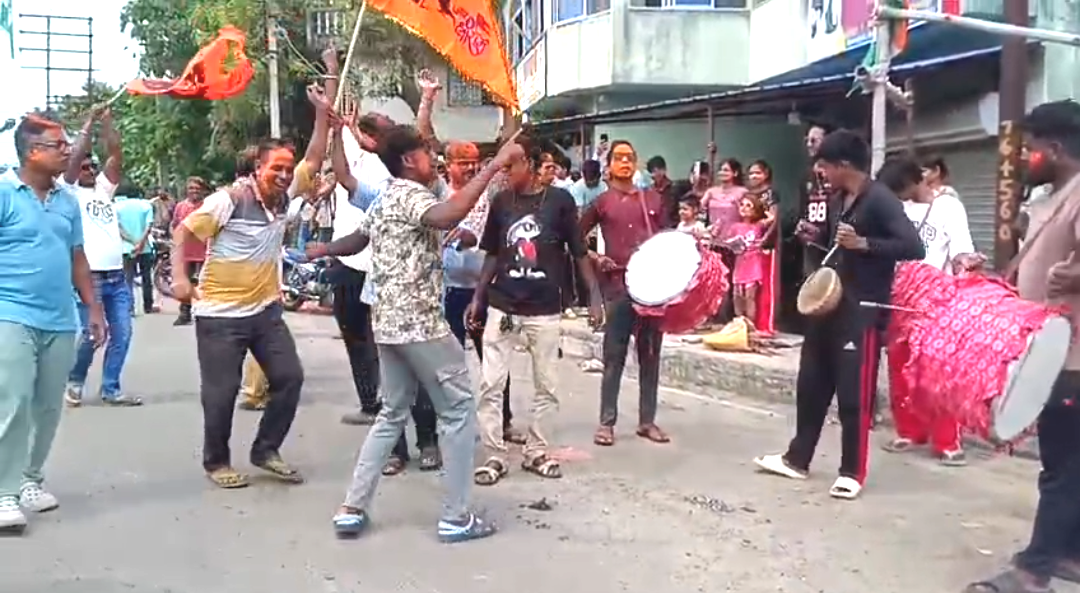 হাতে মুড়ি, অকাল আবির খেলা! গেরুয়া ঝড়ে রাজ্যজুড়ে বিজয় উৎসবে মাতোয়ারা বিজেপি