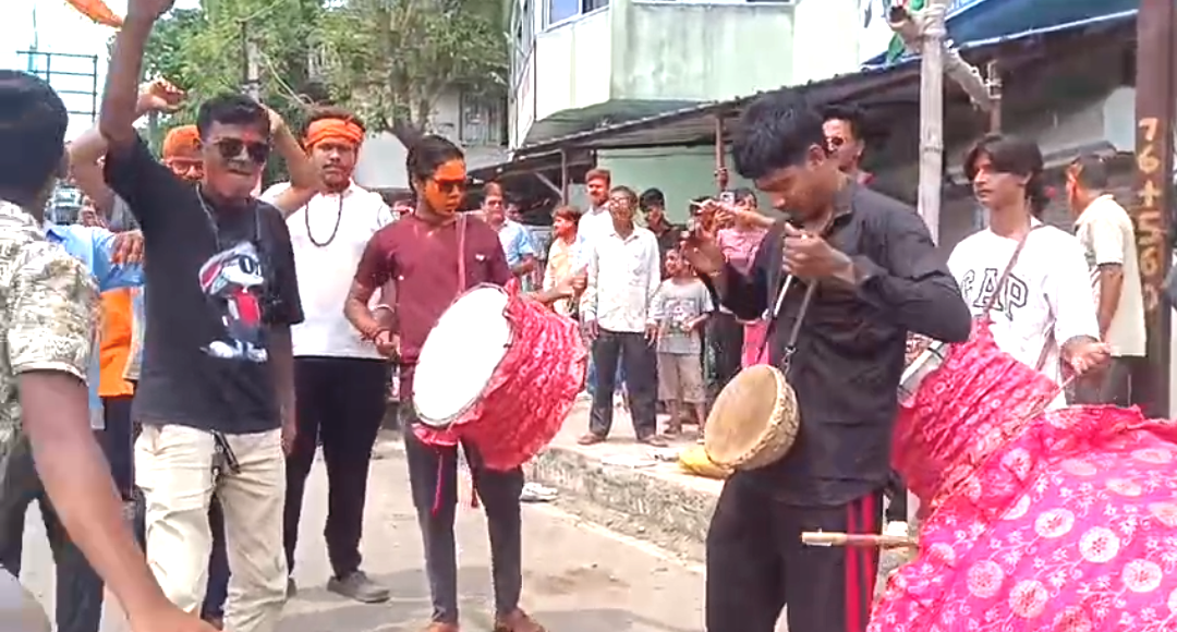 ঢাক-ঢোল আর আবিরে মাতোয়ারা রানাঘাট! নদীয়ায় ধরাশায়ী শাসকদল
