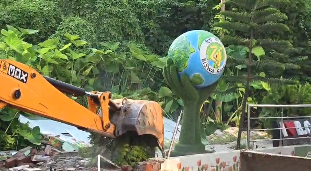 দুর্নীতির প্রাচীর ভাঙল সাধারণ মানুষ , জগদ্দলে ব্যক্তিগত জমি উদ্ধারে চলল বুলডোজার