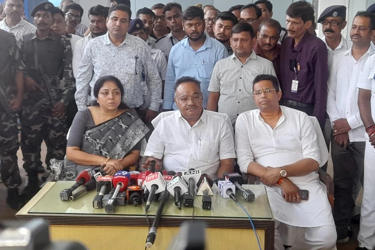 বিজেপি জিতেছে অথচ মার খাচ্ছি আমরাই , ভোট পরবর্তী হিংসায় স্বরাষ্ট্র সচিবের সঙ্গে বৈঠকে শমীক ভট্টাচার্য