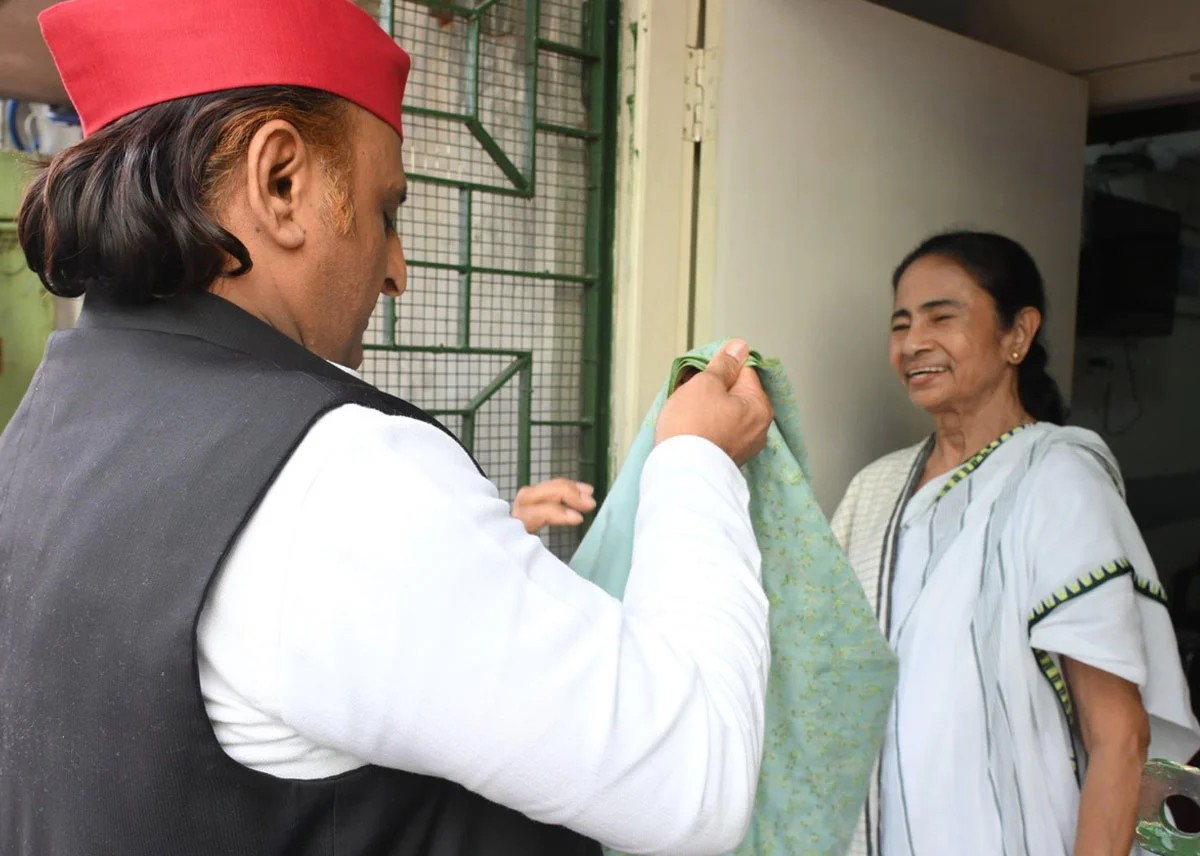 আপনি হারেননি , মমতার পাশে দাঁড়িয়ে একইসুরে নির্বাচন কমিশনকে তোপ অখিলেশ যাদবের