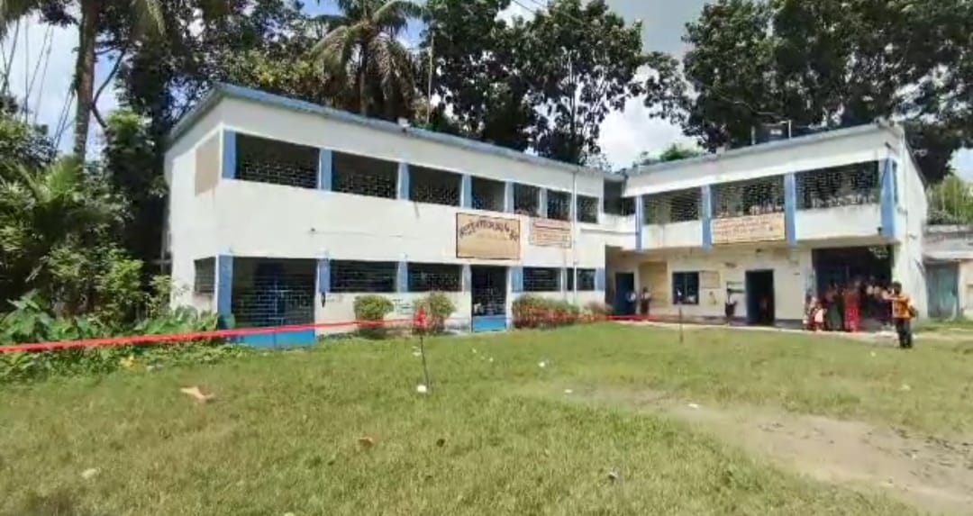 জমি জটে সরকারি বিদ্যালয় , তালা লাগিয়ে প্রতিবাদ জমির মালিকের