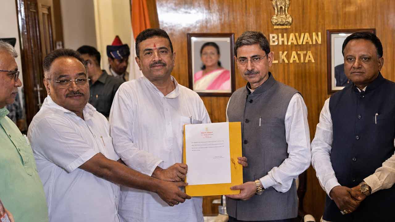 রাজ্যপালের হাতে সমর্থনপত্র শুভেন্দুর , সরকার গঠনের পথে বিজেপি
