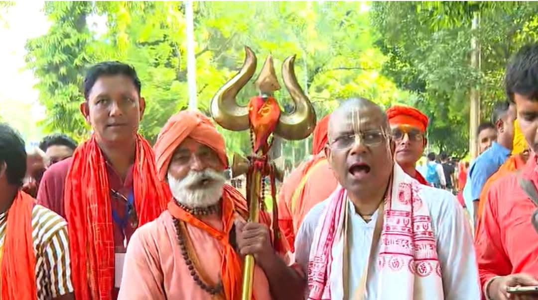 শুভেন্দুর শপথ ঘিরে উৎসবের আবহ , ঝালমুড়ি থেকে পদ্ম সন্দেশে মাতল ব্রিগেড