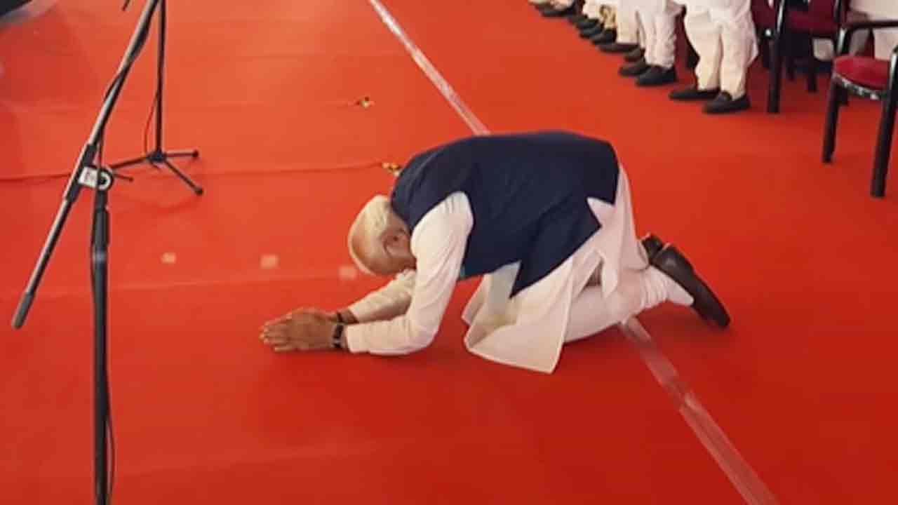 শ্যামাপ্রসাদের বাংলায় প্রথম বিজেপি সরকার , ব্রিগেডের মঞ্চে নতজানু হয়ে জনগণকে প্রণাম মোদির