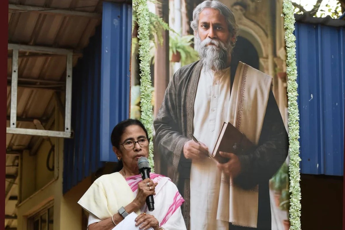 চিরশত্রু বামেদেরকেই বন্ধুত্বের আহ্বান , টালির চালের ঘরের সামনে দাঁড়িয়ে জোটের বার্তা মমতার