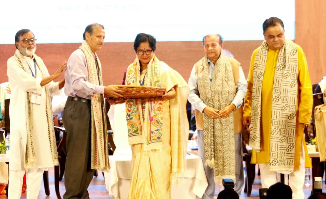 ইতিহাস গড়লেন ইতিহাসের শিক্ষিকা, শিক্ষারত্ন সম্মানে সম্মানিত ড. সৈয়দ তানভীর নাসরিন